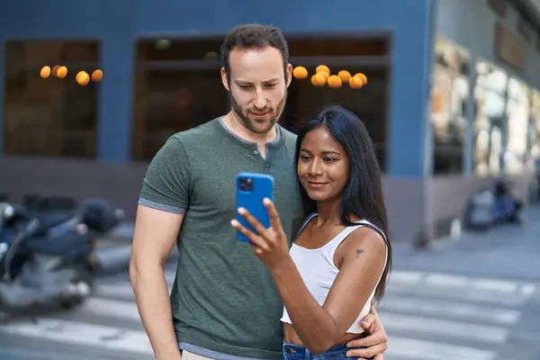 Hombre Mujer Interracial Pareja Abrazándose Unos Otros Usando Smartphone Calle —  Fotos de Stock