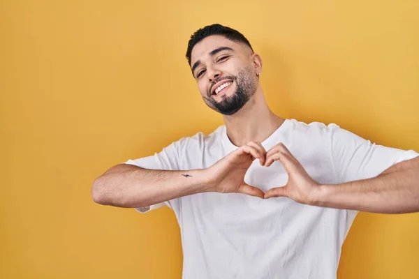Jonge Knappe Man Draagt Casual Shirt Gele Achtergrond Glimlachend Liefde — Stockfoto