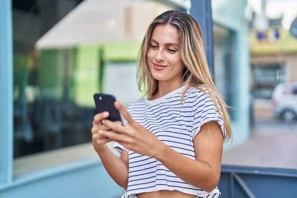 Joven Mujer Rubia Sonriendo Confiada Usando Smartphone Calle — Foto de Stock