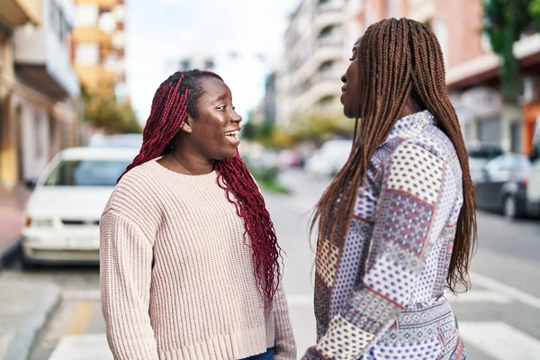 African American Women Friends Standing Together Speaking Street — ストック写真