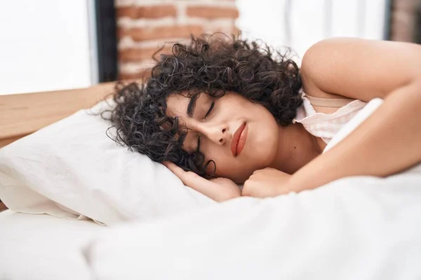Ortadoğulu Genç Bir Kadın Yatakta Uzanıyor Yatak Odasında Uyuyor — Stok fotoğraf