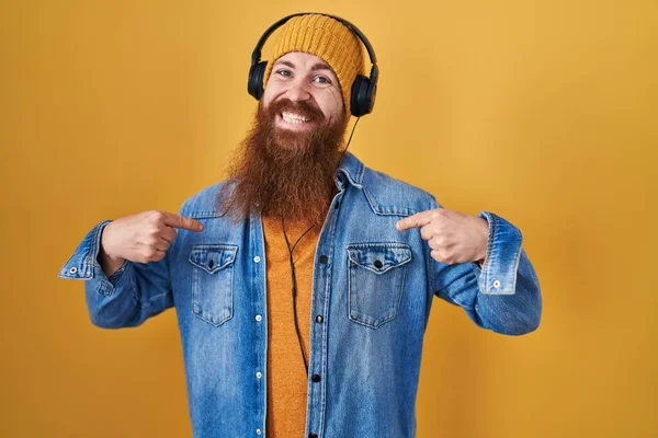 Καυκάσιος Άνδρας Μακριά Γενειάδα Ακούει Μουσική Ακουστικά Που Δείχνουν Σίγουροι — Φωτογραφία Αρχείου