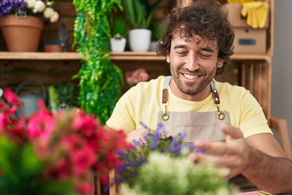 Jonge Spaanse Man Bloemist Glimlachende Zelfverzekerde Ontroerende Plant Bij Bloemenwinkel — Stockfoto