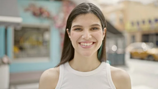 Mladá Krásná Hispánská Žena Usmívá Sebevědomě Stojící Terase Kavárny — Stock fotografie