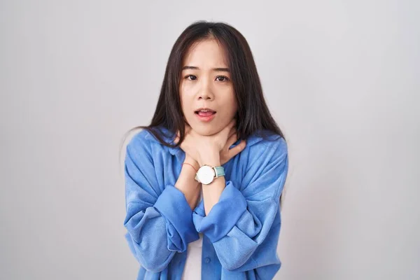 Mladá Číňanka Která Stojí Nad Bílým Pozadím Křičí Dusí Protože — Stock fotografie