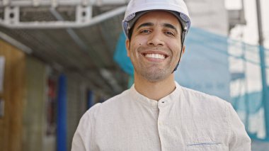 Genç İspanyol mimar sokakta kendinden emin gülümsüyor