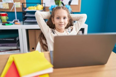 Çok sevimli beyaz kız öğrenci laptopunu ofiste elleri rahat kullanıyor.