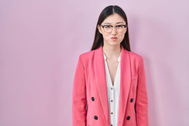 Çinli iş kadını gözlüklü, komik yüzlü, şişkin yanaklı bir kadın. Havayla şişmiş ağız, çılgın bir ifade.. 