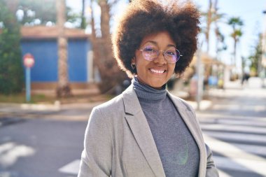 Sokakta kendine güvenen Afrikalı Amerikalı kadın yönetici.