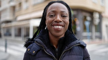 Sokakta kendine güvenen Afrikalı Amerikalı kadın gülümsüyor