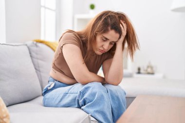 Evdeki kanepede oturan genç kadın strese girdi.