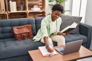 Psikoloji merkezindeki koltukta oturan Afrikalı Amerikalı kadın psikolog.