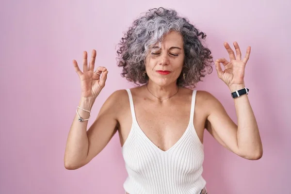 Middle Age Woman Grey Hair Standing Pink Background Relaxed Smiling — Fotografia de Stock