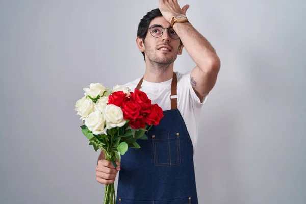 Молодой Латиноамериканец Букетом Белых Красных Роз Удивленный Рукой Голове Ошибкой — стоковое фото