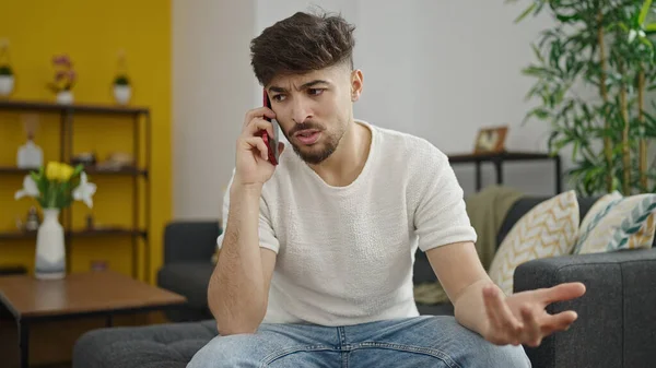 Mladý Arabský Muž Mluví Smartphone Nešťastným Výrazem Doma — Stock fotografie