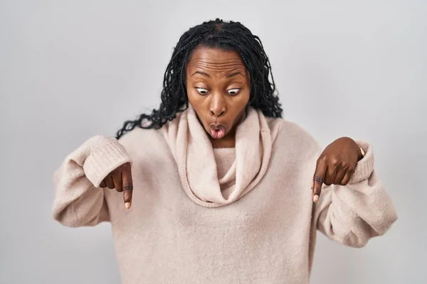 Africká Žena Stojící Nad Bílým Pozadím Ukazuje Prstem Dolů Reklamou — Stock fotografie