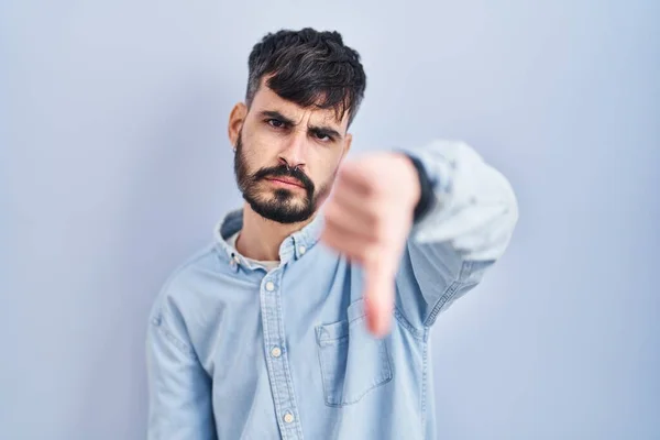 Young Hispanic Man Beard Standing Blue Background Looking Unhappy Angry — Stock Photo, Image