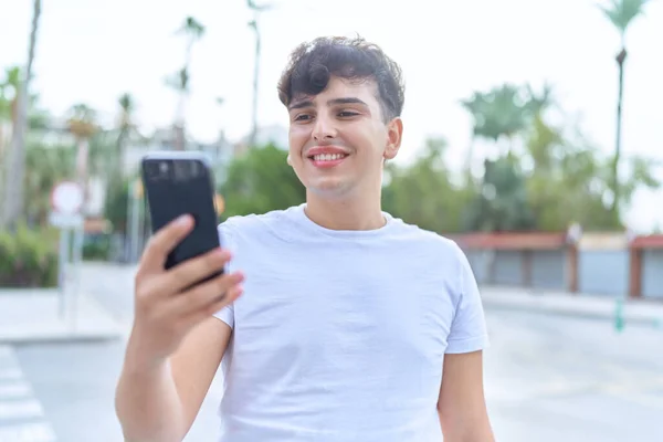 Δυαδικό Άνθρωπος Χαμογελώντας Αυτοπεποίθηση Χρησιμοποιώντας Smartphone Στο Δρόμο — Φωτογραφία Αρχείου