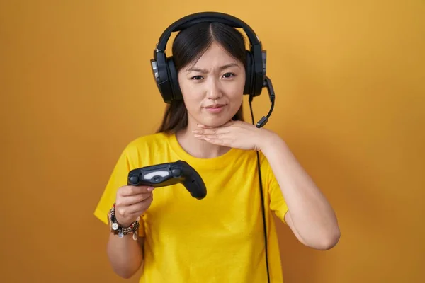 Chinesische Junge Frau Spielt Videospiel Und Schneidet Kontrolleur Die Kehle — Stockfoto