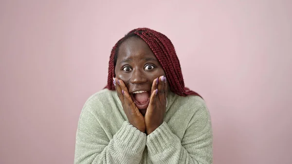 Mujer Africana Con Cabello Trenzado Pie Con Expresión Sorpresa Sobre —  Fotos de Stock