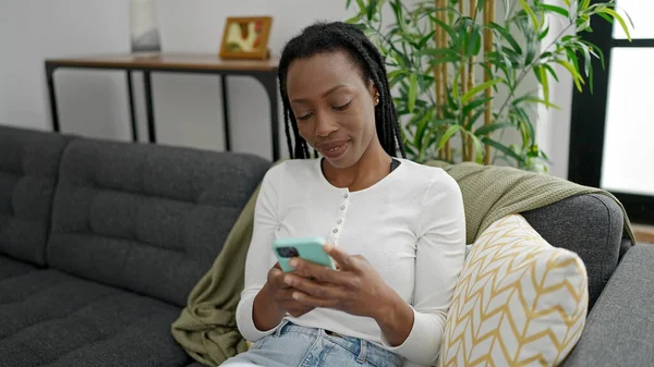 Afroamerikanerin Sitzt Mit Smartphone Hause Auf Sofa — Stockfoto