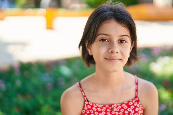 Entzückendes Hispanisches Mädchen Lächelt Selbstbewusst Park — Stockfoto