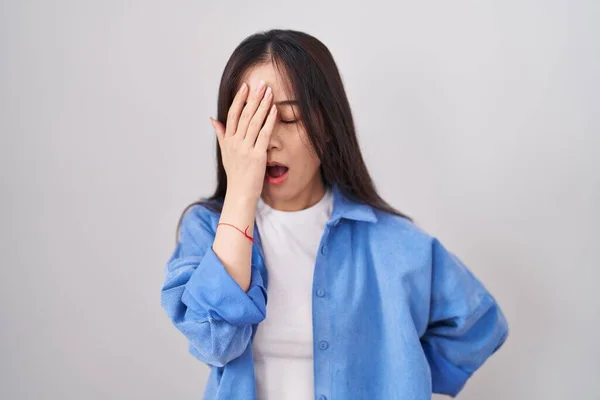 Mladá Číňanka Stojící Nad Bílým Pozadím Unaveně Zírajíc Zakrývajíc Napůl — Stock fotografie