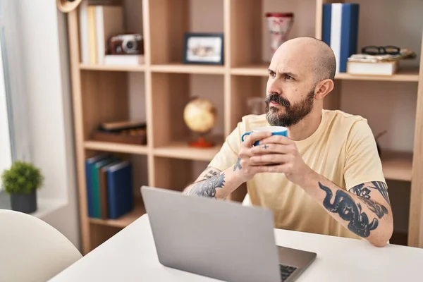 Young Bald Man Using Laptop Drinking Coffee Home — Stok fotoğraf