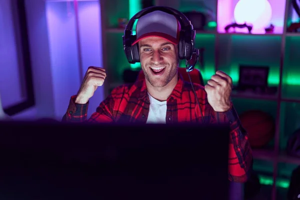 Young Caucasian Man Playing Video Games Screaming Proud Celebrating Victory — Stock Photo, Image