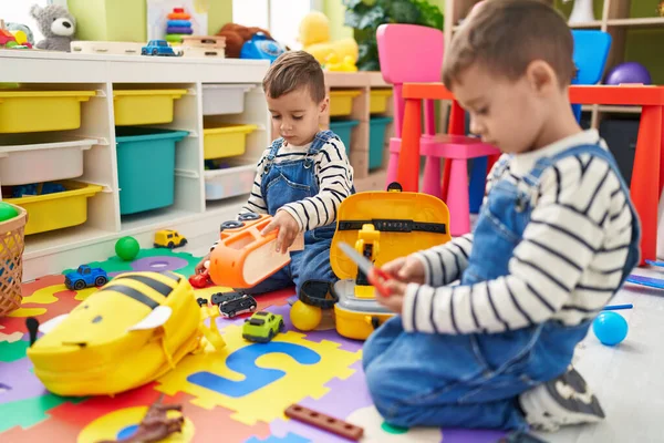 Adoráveis Meninos Sentados Chão Brincando Com Brinquedos Carro Jardim Infância — Fotografia de Stock