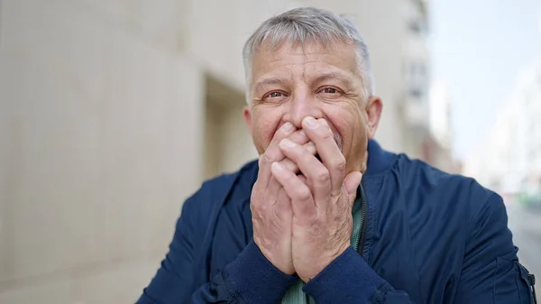 Orta Yaşlı Kır Saçlı Bir Adam Sokakta Sürpriz Bir Ifadeyle — Stok fotoğraf