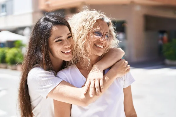 Dos Mujeres Madre Hija Abrazándose Calle —  Fotos de Stock