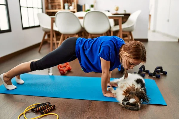 Jonge Kaukasische Vrouw Doet Yoga Oefening Zoenen Hond Thuis — Stockfoto