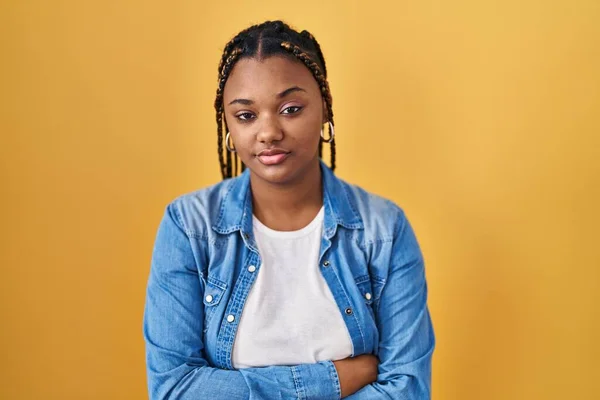 Afroamerikanerin Mit Zöpfen Vor Gelbem Hintergrund Die Schläfrig Und Müde — Stockfoto