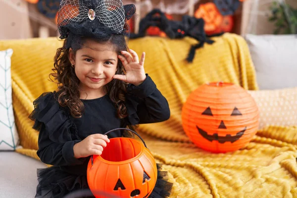 Förtjusande Latinamerikansk Tjej Som Har Halloweenfest Och Gör Skräckgest Hemma — Stockfoto