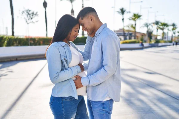 Junges Lateinisches Paar Erwartet Baby Das Zusammen Auf Der Straße — Stockfoto