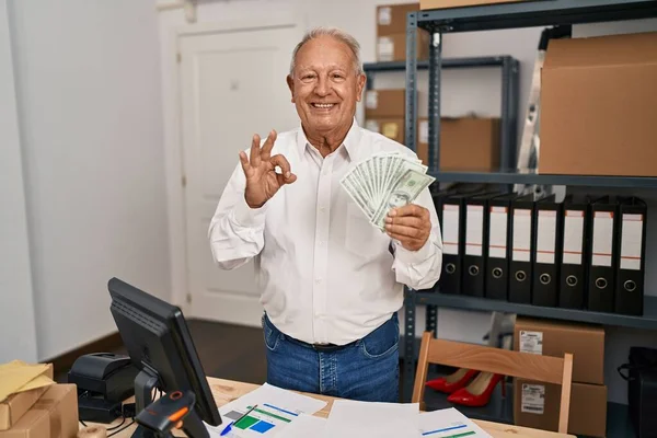 Idős Férfi Ősz Hajjal Dolgozik Kis Üzleti Ecommerce Gazdaság Dollár — Stock Fotó