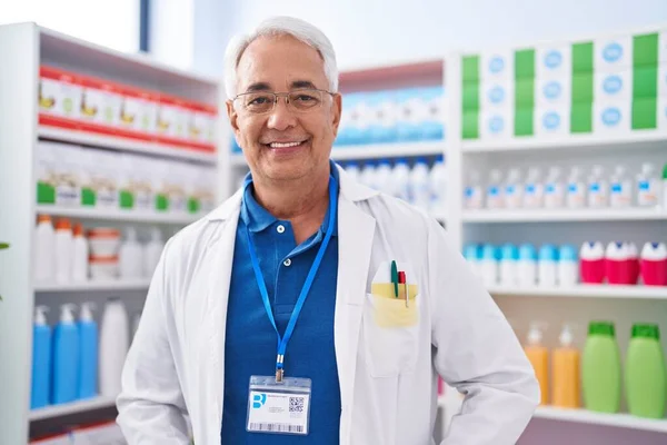 Μεσήλικας Γκριζομάλλης Φαρμακοποιός Χαμογελά Αυτοπεποίθηση Στέκεται Στο Φαρμακείο — Φωτογραφία Αρχείου