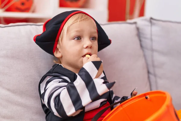 Uroczy Biały Chłopiec Kostiumie Pirata Jedzący Słodycze Domu — Zdjęcie stockowe