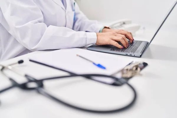 Young Hispanic Woman Wearing Doctor Uniform Using Laptop Working Clinic — Photo