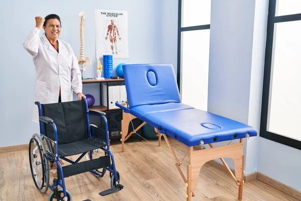 Латиноамериканка Средних Лет Инвалидной Коляской Клинике Физиотерапии Раздражена Разочарована Криками — стоковое фото