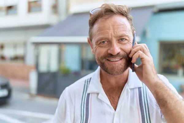 Muž Středního Věku Usmívá Sebevědomě Mluvit Smartphonu Terase Kavárny — Stock fotografie
