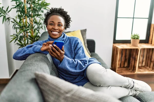Africano Americano Mulher Usando Smartphone Sentado Sofá Casa — Fotografia de Stock