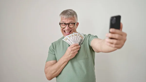 Middle Age Grey Haired Man Taking Selfie Smartphone Holding Dollars — Stock Photo, Image