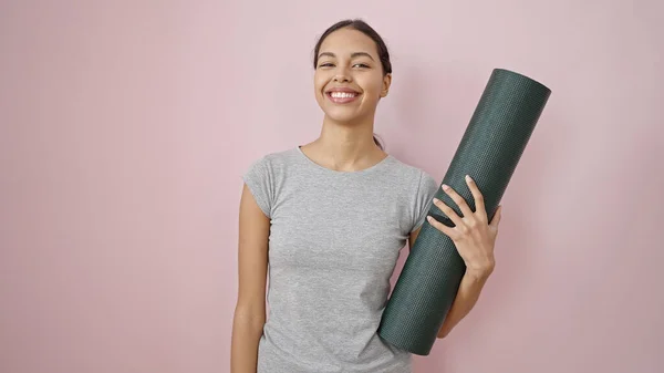 Genç Güzel Spanyol Bir Kadın Spor Giysisiyle Gülümsüyor Elinde Yoga — Stok fotoğraf