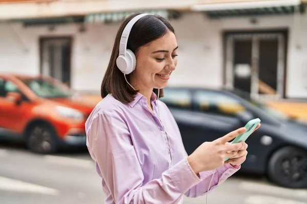 Joven Mujer Hispana Sonriendo Confiada Escuchando Música Calle — Foto de Stock