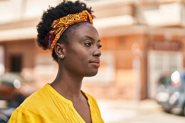 Ung Afrikansk Amerikansk Kvinna Med Avslappnat Uttryck Står Gatan — Stockfoto