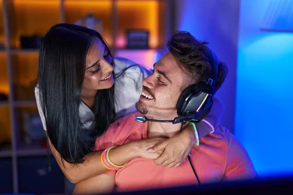 남자와 여자는 오락실에서 포옹하는 비디오 게임을 간소화 — 스톡 사진