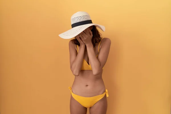 Giovane Donna Ispanica Che Indossa Bikini Cappello Estivo Con Espressione — Foto Stock