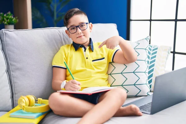 Jong Latijns Amerikaans Kind Doet Huiswerk Zittend Bank Zelfverzekerd Kijkend — Stockfoto